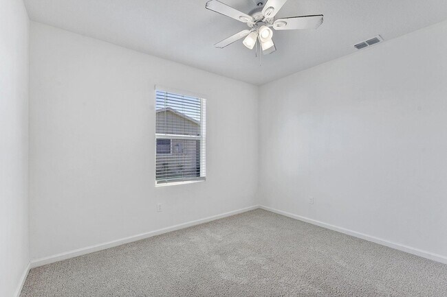 Building Photo - 357 SE Oakridge Dr