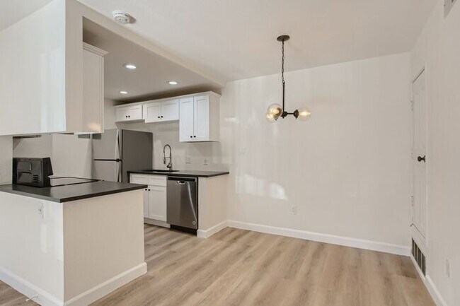 Building Photo - Updated 1BR in Prime DTC Location