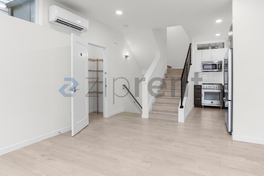 Building Photo - Unit C