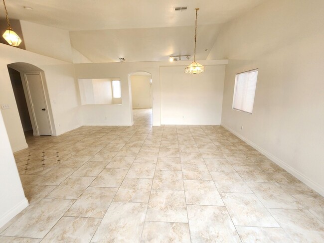 Building Photo - Spacious 4-Bedroom Single-Story Home with ...