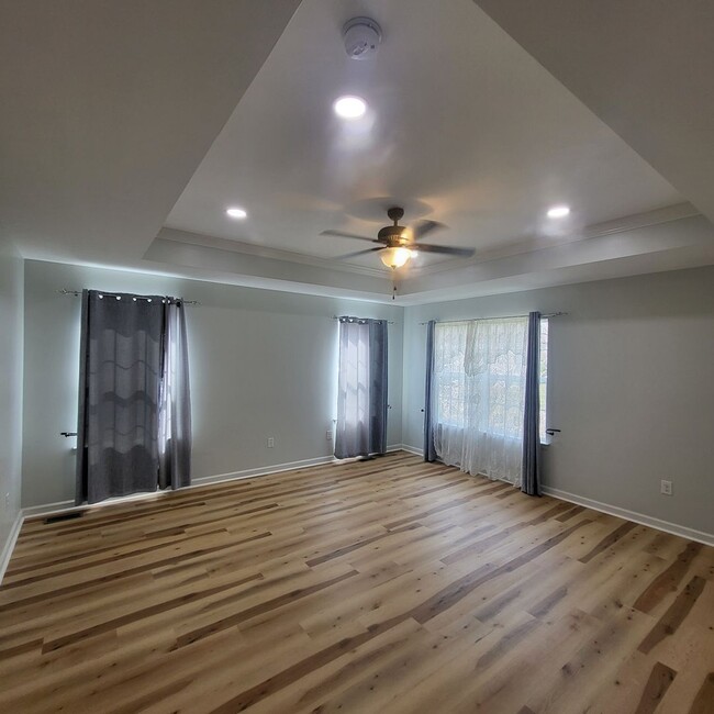 Building Photo - End unit townhome in Newark - 4 bedrooms, ...