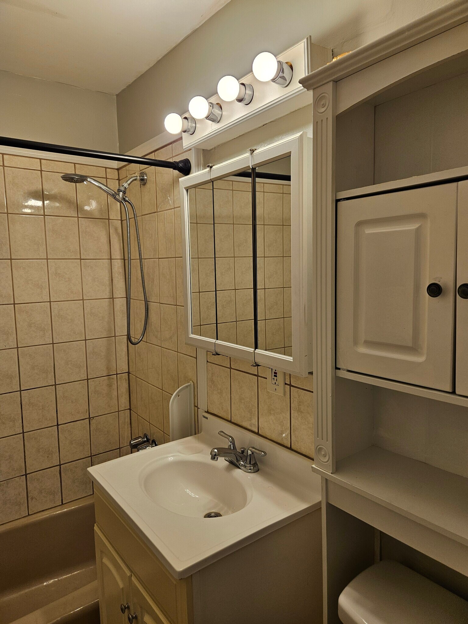 Bathroom - 4 Brook Rd