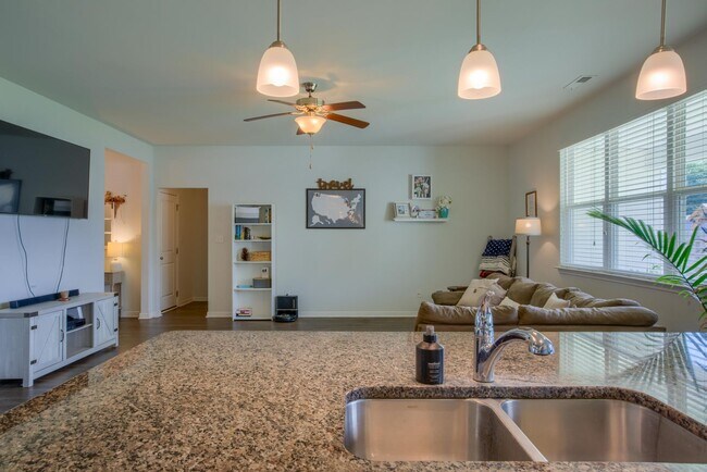 Building Photo - Charming 3-Bedroom Home for Rent in The Pr...