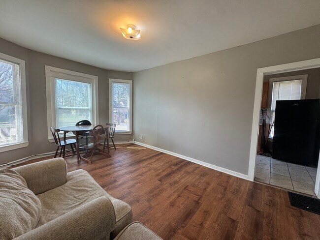 Building Photo - 370 Bent St