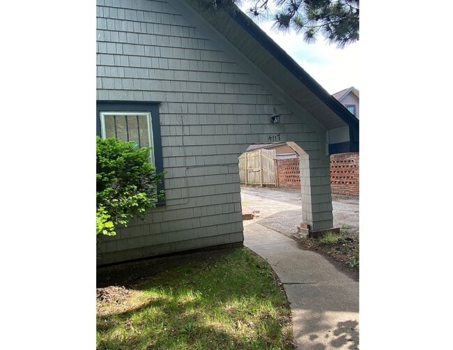 Building Photo - 4117 E Lewis St