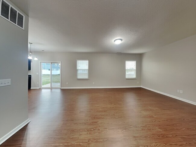 Building Photo - 4 bed 2.5 bath in Plainfield!