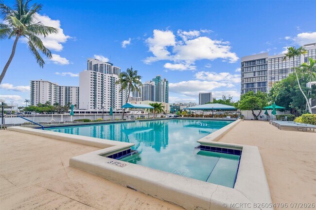 Building Photo - 800 Parkview Dr