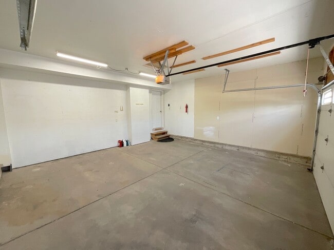 Building Photo - 4 Bedroom Home Available Near Peterson Rd & Constitution Ave!