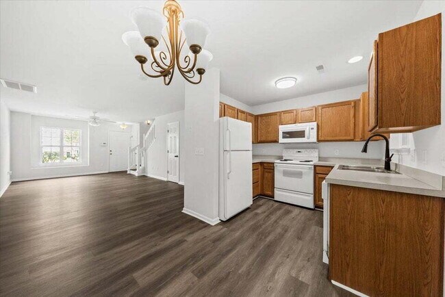 Building Photo - 2 Bedrooms Townhouse