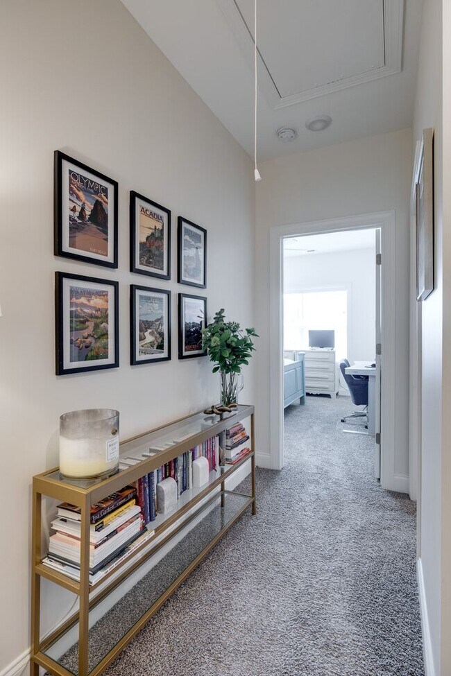 Building Photo - Townhome For Lease