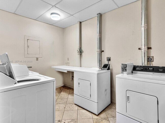 Building Photo - 10000 W Bay Harbor Dr