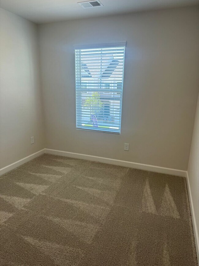 Building Photo - Brand New Luxury Living!