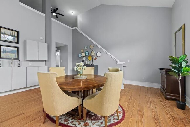 Building Photo - 404 N Laurel Ave