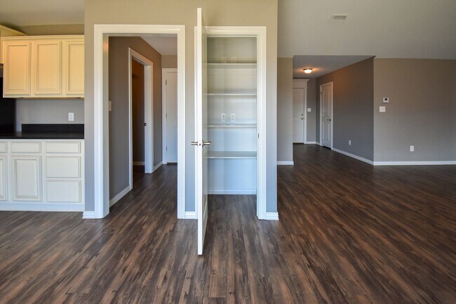 Building Photo - Stunning 3 bedroom, 2 bathroom Home availa...