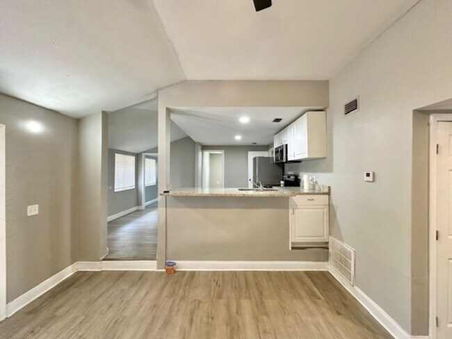 Building Photo - 7803 Rose Ave