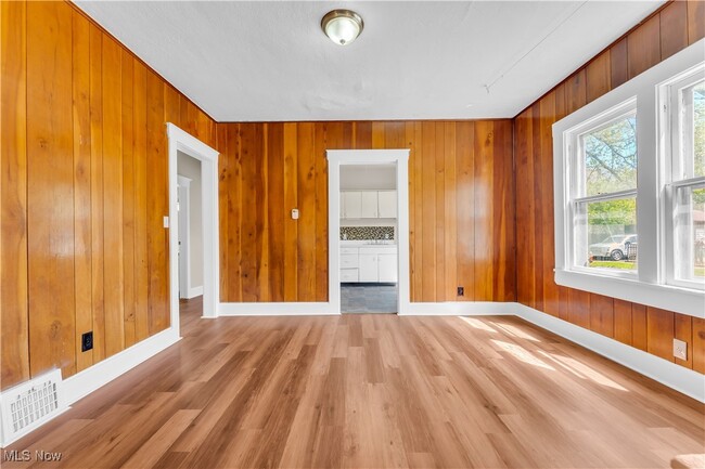 Building Photo - 8517 Rosewood Ave