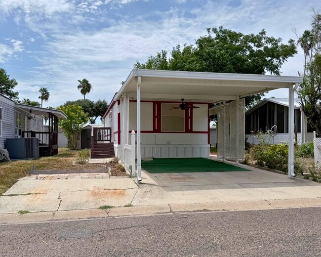 Building Photo - 498 Yolanda St