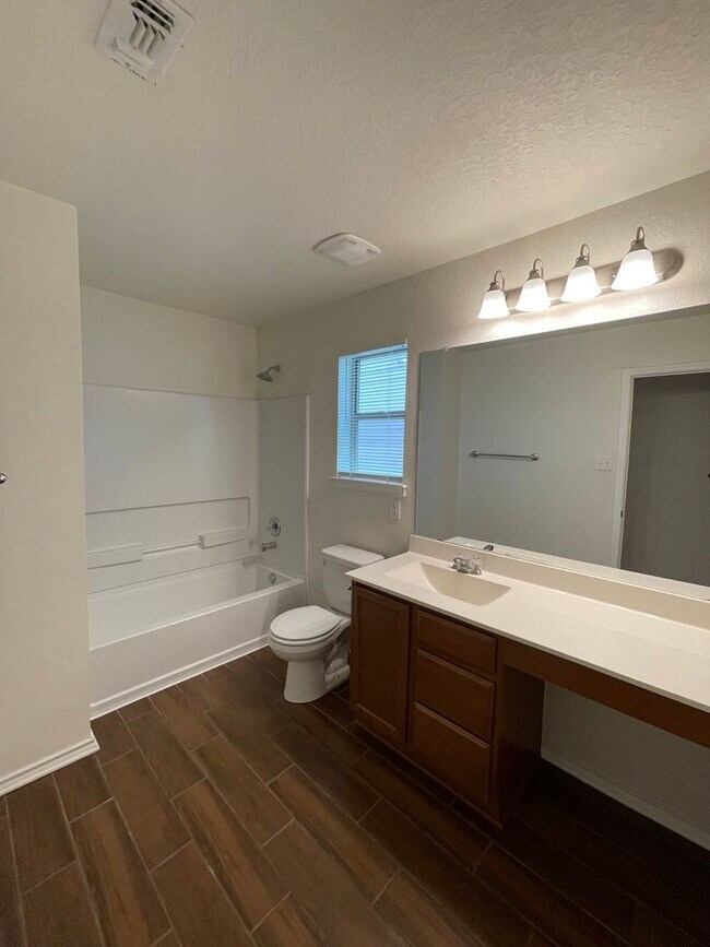 Building Photo - Beautiful 3 bedroom/2 bath in Legend Point!