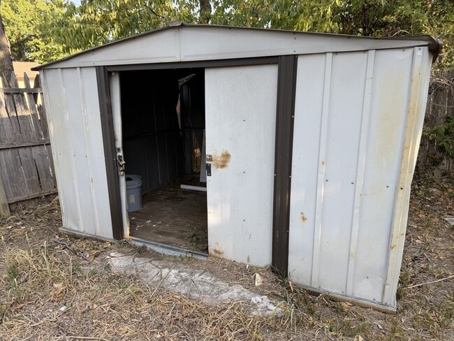 Building Photo - 1124 S Holly Ln