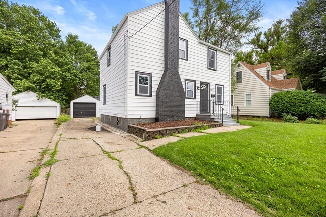 Building Photo - ? Move-In Ready Home with Modern Updates
