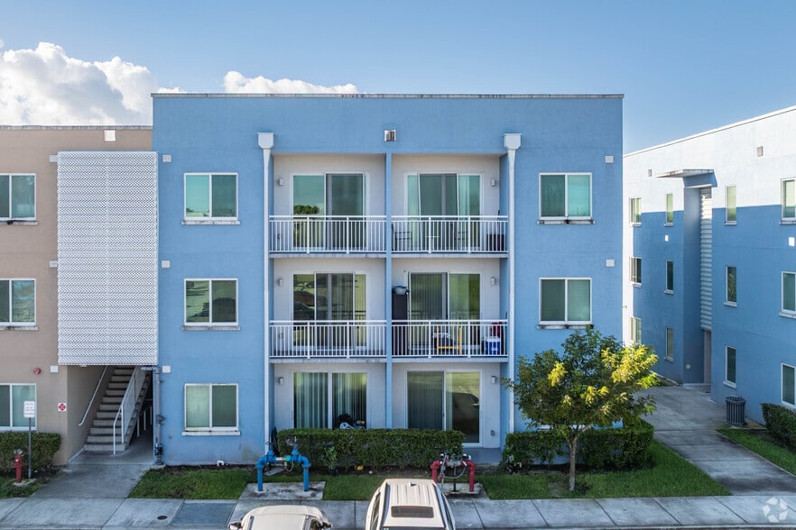 Building Image - Pine Groves Apartments