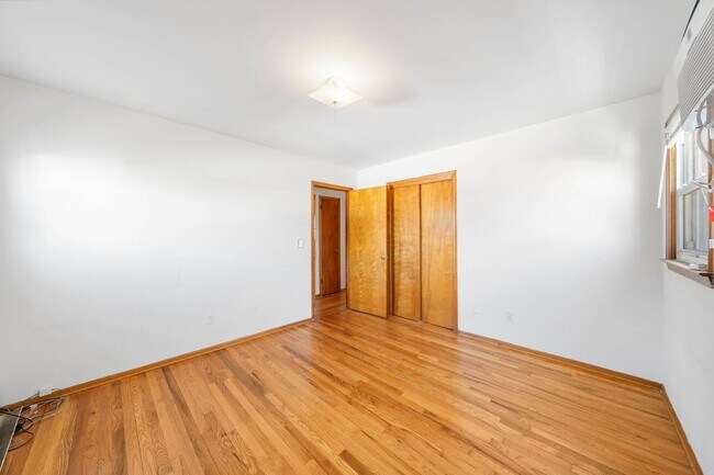 Building Photo - Large 3 Bedroom Apt + Private Office Space