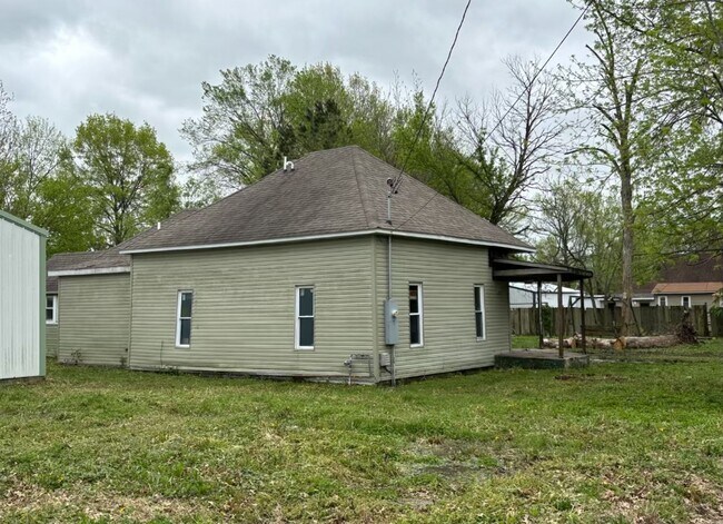 Building Photo - 305 S Sims St