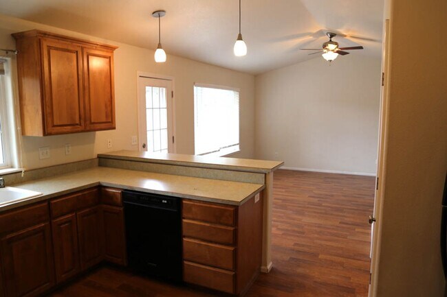 Building Photo - Single Level 4 bed 2 bath home