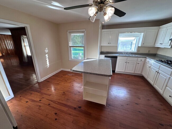 Building Photo - 3 Bedrooms- 2 Bathrooms- House in Armuchee!