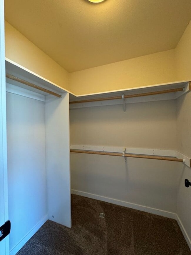 Building Photo - Dont miss out on this charming four bedroo...