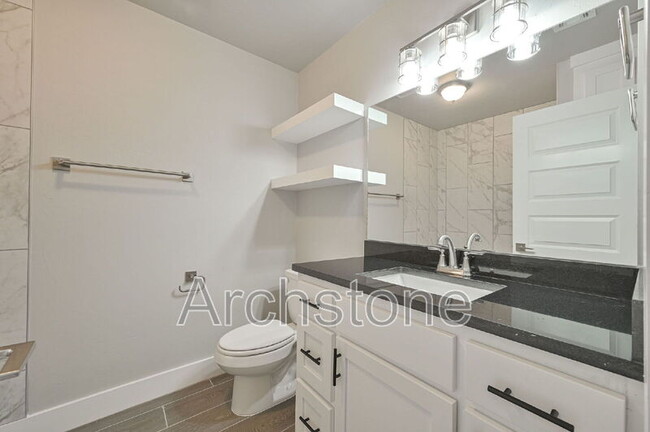 Building Photo - 2140 N Everest Ave