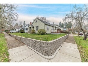 Building Photo - Charming 4-Bedroom Home Near UO Campus – Spacious, & Well-Maintained