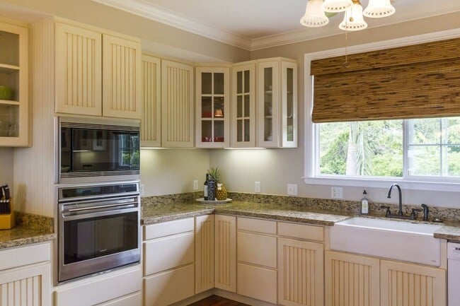 Building Photo - Estate on 1 acre 3 bedroom 2.5 baths and attached 2 car garage