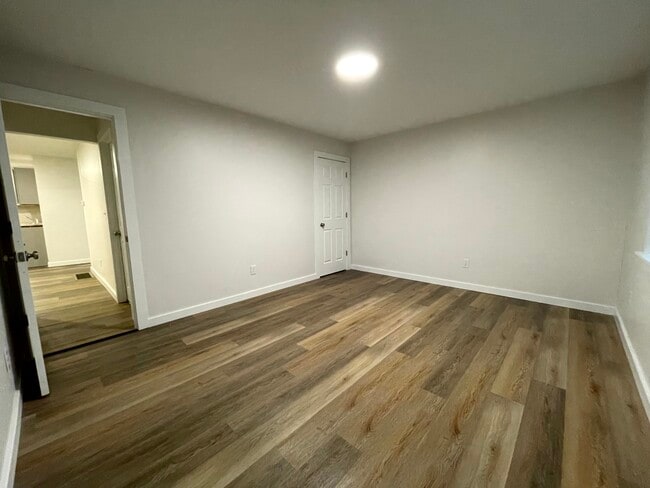 Building Photo - 7350 Beech Ave