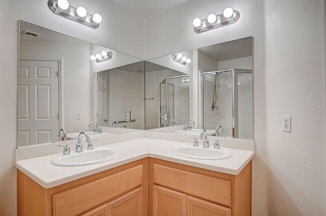 Building Photo - Charming 3-bed, 2-bath Downstairs Unit