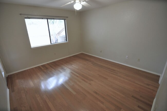 Building Photo - Amazing Hill Country Condo!