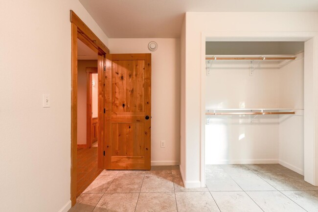 Building Photo - 3 Bed 2.5 Bath Home in the Hills