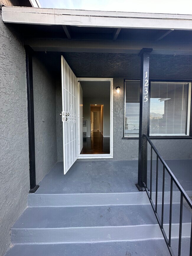 Building Photo - 1235 Roxbury Dr