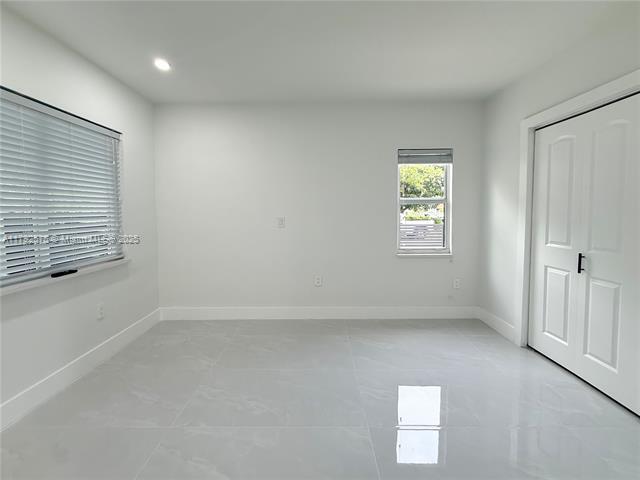 Building Photo - 927 SW 18th Ave