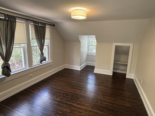 Building Photo - 517 Forest Ln