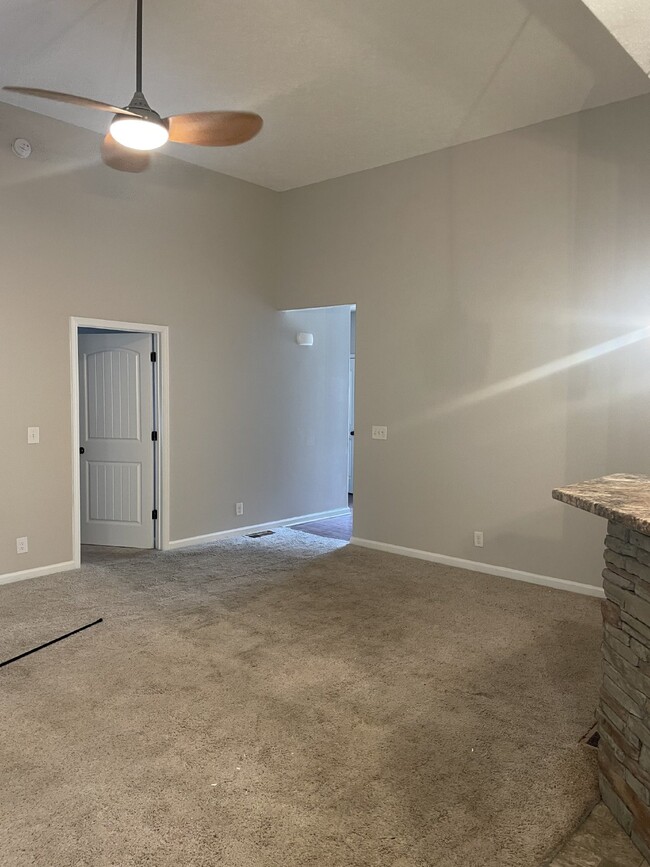 Building Photo - 634 Hidden Valley Dr