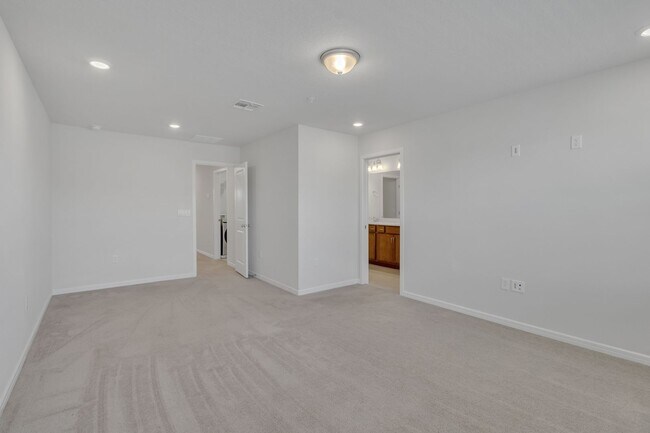 Building Photo - Luxurious Townhome in Lake Nona - A Perfec...