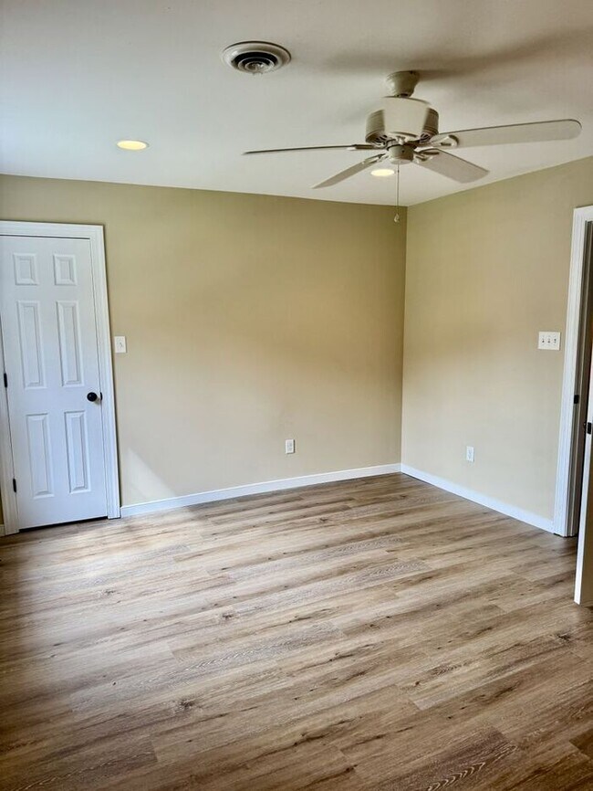 Building Photo - Charming 4-Bedroom, 2-Bathroom Cape Cod located in the highly sought-after Midlothian area of Che...