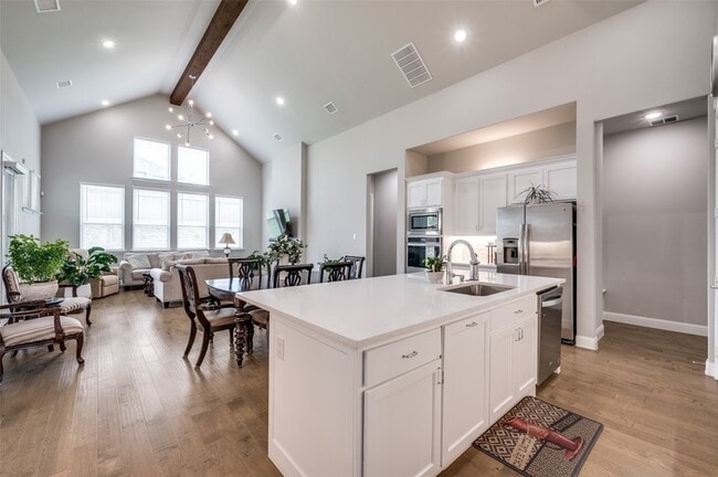 Building Photo - 9767 Maple Hill Ln