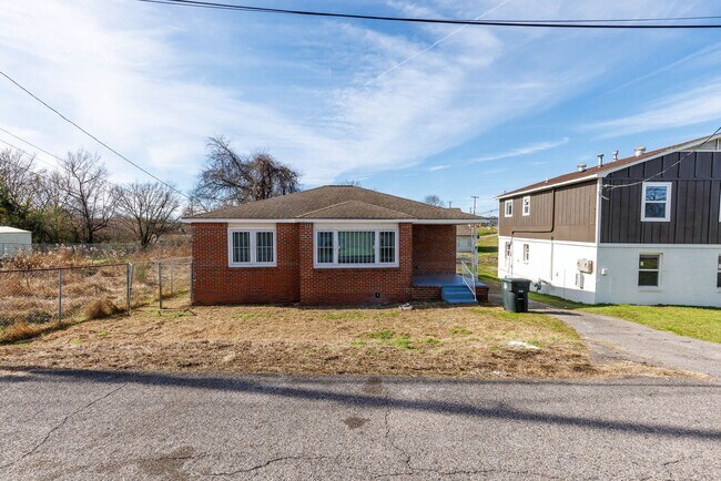 Building Photo - 3 Bedroom, 2 Bath in North Pratt