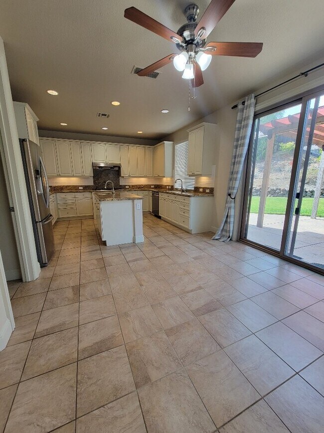 Building Photo - Beautiful 5 bedroom home in Empire Ranch