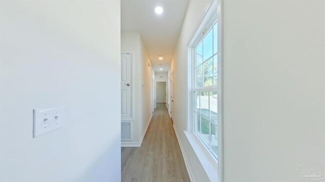 Building Photo - 2 bedroom in PENSACOLA FL 32501