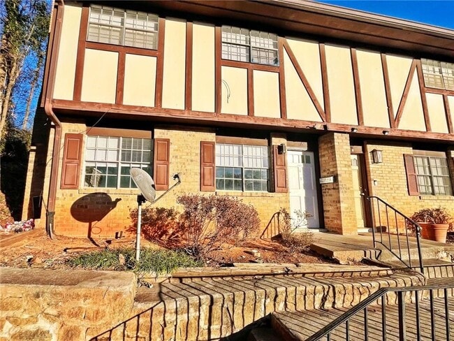 Building Photo - 2946 N Dekalb Dr