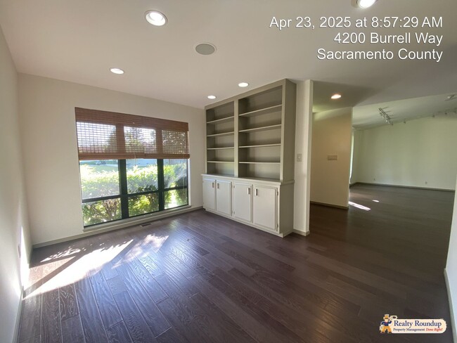 Building Photo - Sprawling Ranch with Open Floorplan & Exce...