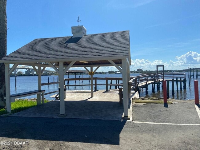 Building Photo - 2 bed condo overlooking the river